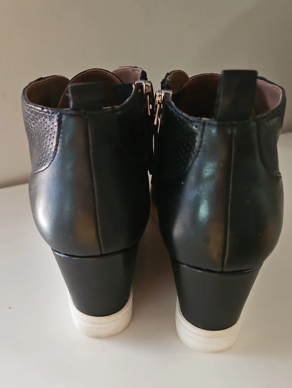 LINEA PAOLO FELICIA BLACK LEATHER BOOTIES SZ 6.5